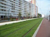 Béžová cyklostezka podél Avenue Lucien Lanternier pokračuje dále na západ. Zdroj: Václav Kříž