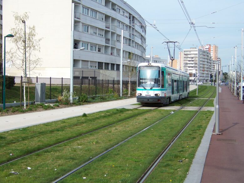 Cyklostezky podél tramvajové trati z r. 2012 na předměstí Paříže: Gennevilliers