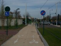 Křížení signalizovaného napojení z parkoviště Parking Les Thilliers do Avenue du Général de Gaulle. Zdroj: Václav Kříž