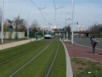 Stejné místo. Podél Avenue du Général de Gaulle vede na této severní straně ulice samostatný chodník. Zdroj: Václav Kříž
