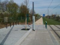 Cyklostezka přechází do průjezdu zastávkou Parc des Chanteraines. Přerušení cyklostezky není ideální. V Nizozemsku by cyklostezku nepřerušili. Zároveň cestující a cyklisté pravděpodobně mají dost místa  se vyhnout. Zdroj: Václav Kříž