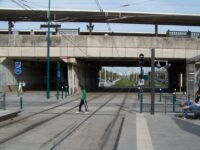 Pod mostem železnice ještě vede cyklostezka. I zde pravděpodobně mají cestující a cyklisté dost místa se vyhnout. Zdroj: Václav Kříž