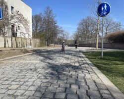 Nová stezka z Petřína na Strahov: asfalt nahradila hrubá dlažba