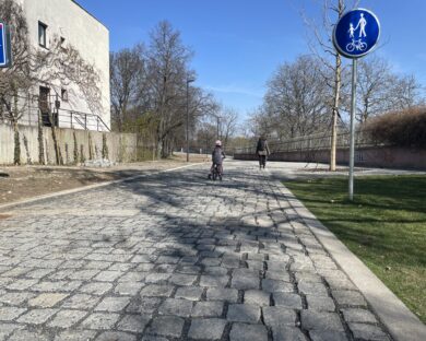 Nová stezka z Petřína na Strahov: asfalt nahradila hrubá dlažba