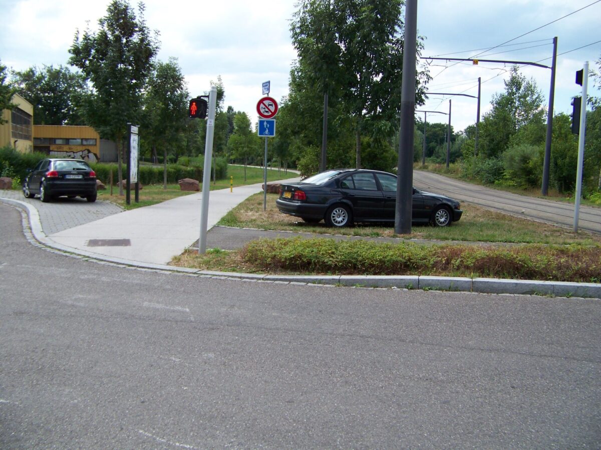 Začínáme kde jinde než u Service psychothérapique pour enfants et adolescents. Věřím, že nejen ve Francii může tramvajová trať a promenáda vnímavějším dětem a adolescentům přinést více naděje...? Zdroj: Václav Kříž