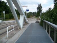 Propojení mostu s promenádou by mohlo být bez kamene a bez esíčka. Za zásadní příklad k následování považuji, že pěší a cyklo spojení existuje. Zdroj: Václav Kříž