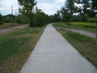 Od mostu pokračuje promenáda podél trati zpět k Service psychothérapique pour enfants et adolescents. Zdroj: Václav Kříž