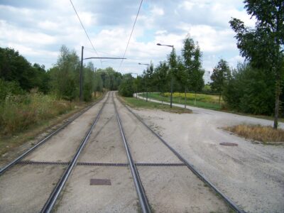 Promenáda podél tramvajové trati z r.&nbsp;2008 u sídliště ve Štrasburku