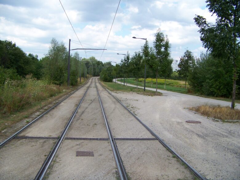 Promenáda podél tramvajové trati z r.&nbsp;2008 u sídliště ve Štrasburku