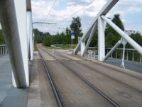 Od mostu pokračuje promenáda podél trati zpět k Service psychothérapique pour enfants et adolescents. Zdroj: Václav Kříž