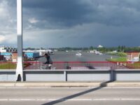 Pohled z jižní cyklostezky a chodníku přes vozovku na sever. Zdroj: Václav Kříž