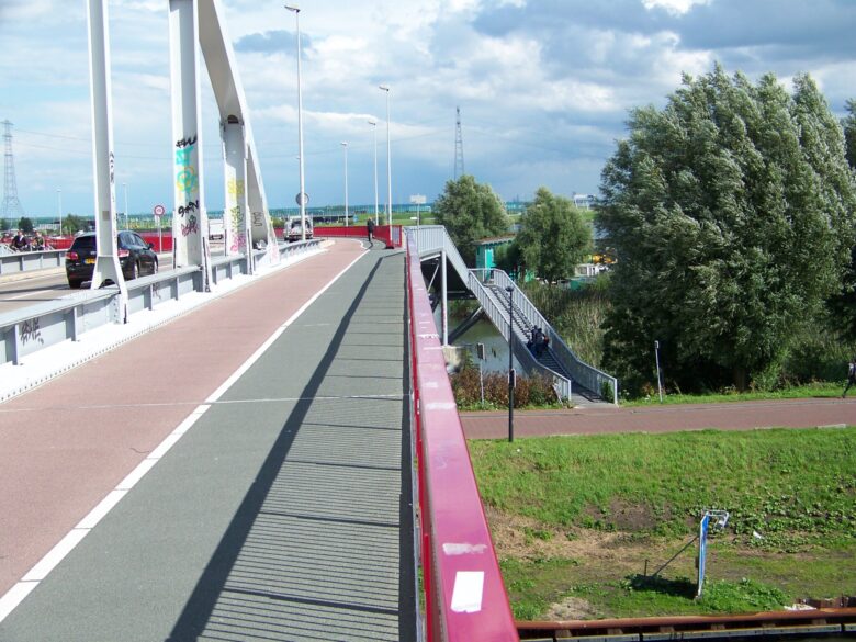 Most ulice Zuiderzeeweg v Amsterdamu přes plavební kanál