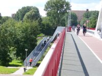 Schody s lištami pro kola dolů na Westelijke Merwedekanaaldijk
na západní straně. Zdroj: Václav Kříž