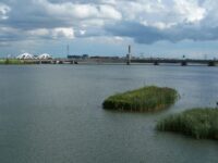 Pohled přes vodní plochu na východ na šedý Zeeburgerbrug a za ním bílý Enneüs Heermabrug. Zdroj: Václav Kříž