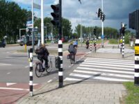 Na severovýchodní straně pokračuje stezka cyklopřejezdem přes signalizovanou křižovatku s ul. IJburglaan. Zdroj: Václav Kříž