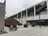 Jižní předpolí nádraží u metra Vltavská. Na západní straně je schodiště, podél nádraží lze projet z východní strany. Zdroj: Jiří Motýl