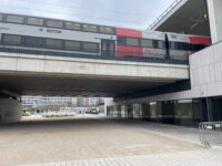 Podjezd na jižní straně nádraží, pohodlný průjezd z Holešovic na Vltavskou. Nyní lze využít i pro jízdu od Nicholase Wintona podél východní strany nádraží.  Zdroj: Jiří Motýl