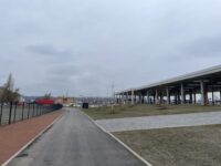 Silnička podél západní strany nádraží naopak nyní končí schodištěm. Cyklogenerel tudy plánuje pouze místní trasu A310. Zdroj: Jiří Motýl