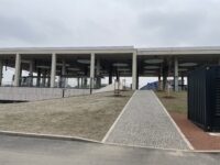 Zároveň je ale ze západní strany přímý bezbariérový přístup na nástupiště na této straně nádraží. Zdroj: Jiří Motýl