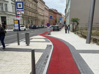 Brněnská Údolní ulice v novém: cyklo-bypass zastávky i&nbsp;podbarvené cyklopruhy