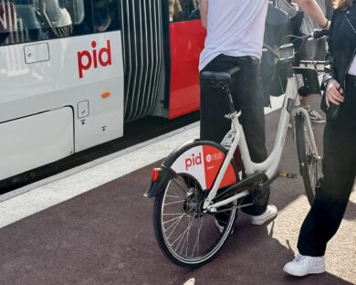 Po Praze jezdí 11 sdílených kol v barvách PID. Mají propagovat kombinaci MHD a bikesharingu