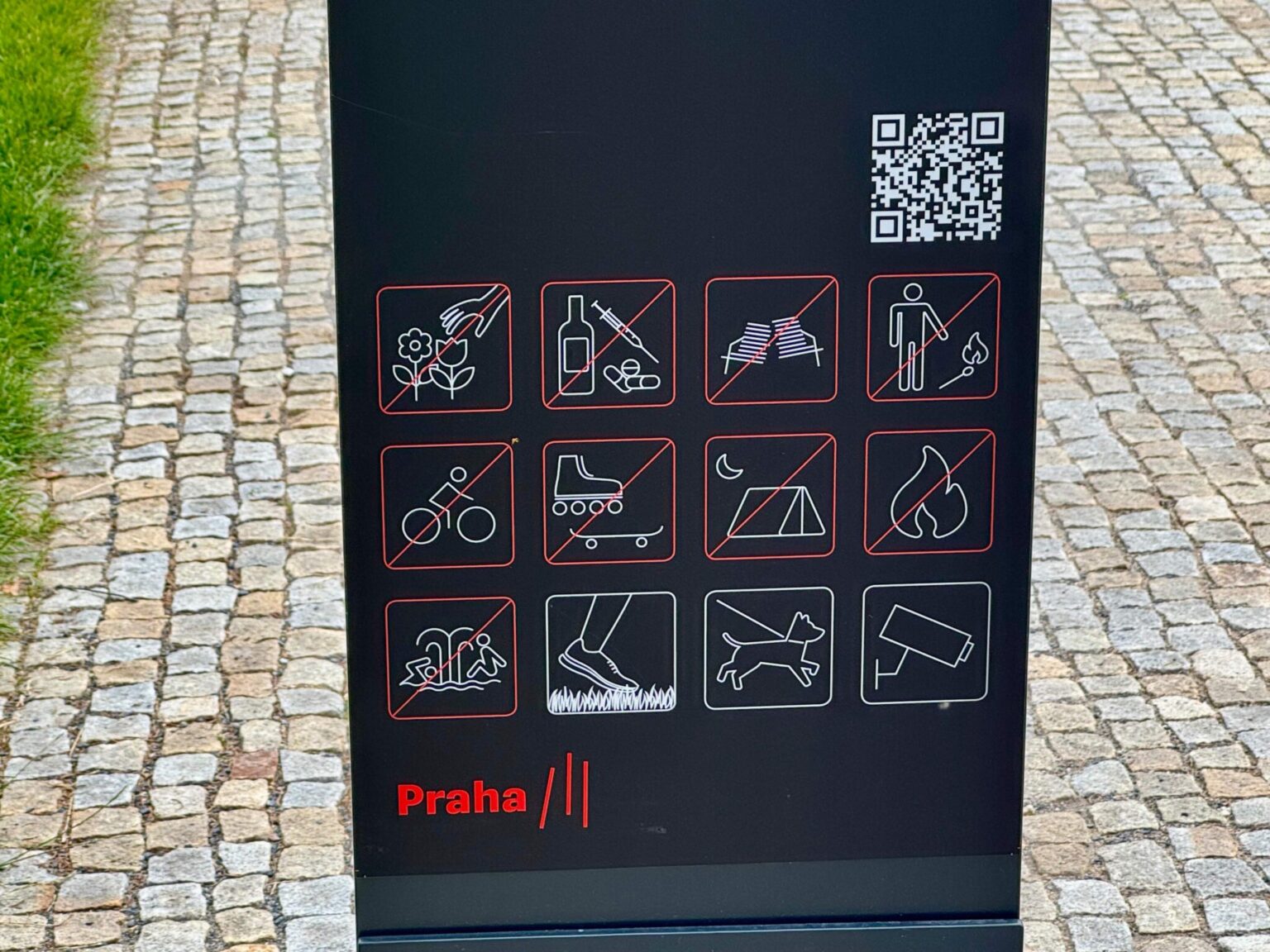 Provozní řád jízdu skrz náměstí (i na skatu) zakazuje.
