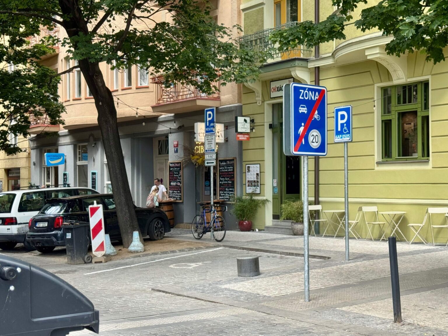 Konec sdílené zóny za vyvýšenou křižovatkou na severní části náměstí.