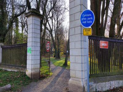 Cyklotrasa k vedení kola. V Měšicích musí cyklisté sesednout na 750 metrů