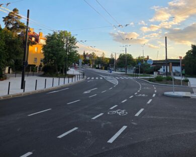 Praha 6: křižovatka Šárecké a Matějské po rekonstrukci. Přibyl ochranný cyklopruh ve stoupání