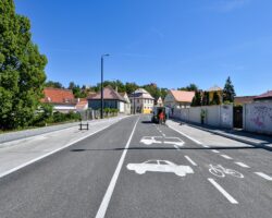 Plzeň poprvé vyznačila ochranný cyklopruh. Vede do kopce v Lobzích