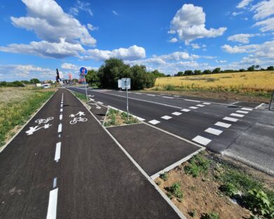 Slivenec má nových 430 metrů cyklostezky k&nbsp;Řeporyjím. Navazuje na šotolinu