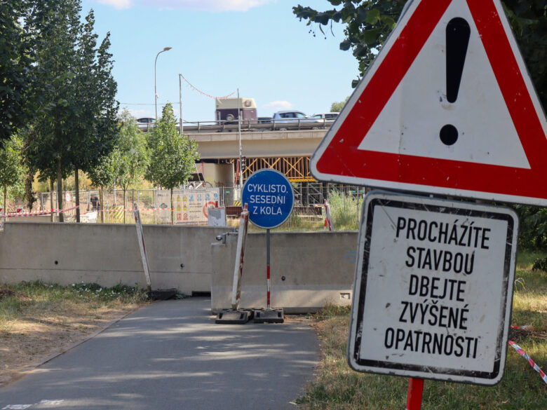Cyklisté u Svratky v Brně nerespektují značení, ŘSD hrozí úplným uzavřením