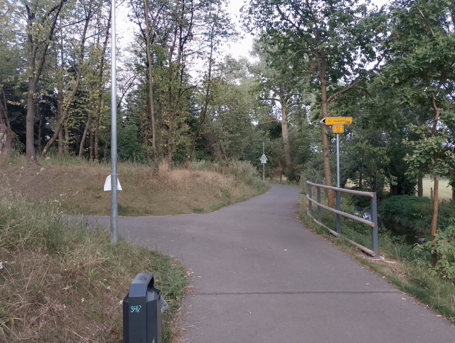 Ke kolovratskému koupališti se na kole nejezdí přes parkoviště, ale po zvláštní odbočce přímo z trasy A 3.  Zdroj: Vratislav Filler