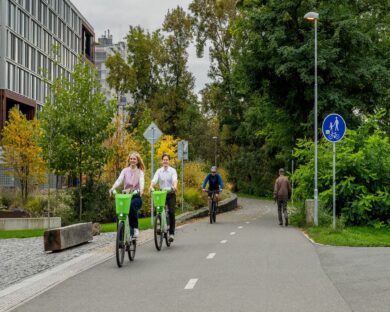 Komentář: Sdílená elektrokola nejsou jen pro turisty. Praha by tomu měla přizpůsobit infrastrukturu