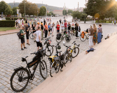 Tisíce kilometrů na kole za klima. Mezinárodní štafeta COP31 Bike Ride dorazila do Prahy