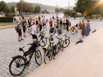 Tisíce kilometrů na kole za klima. Mezinárodní štafeta COP31 Bike Ride dorazila do Prahy