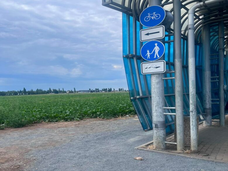 Místo bláta štěrk. „Cyklostezka“ u metra Letňany se po deseti letech dočkala zlepšení