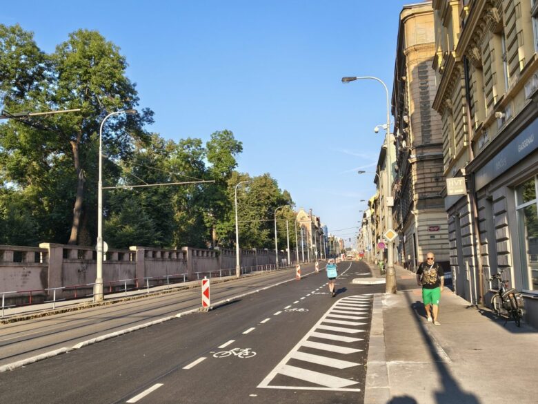 Praha: Plzeňská ulice na&nbsp;úseku z&nbsp;centra po&nbsp;rekonstrukci získává cyklopruhy