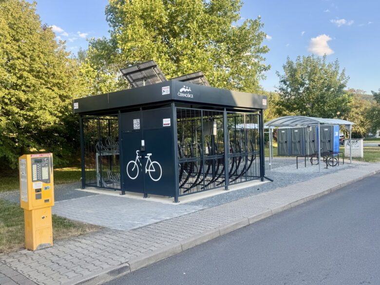 Černošice otevřely u nádraží Mokropsy zabezpečenou kolárnu. Světice a Pečky chystají další