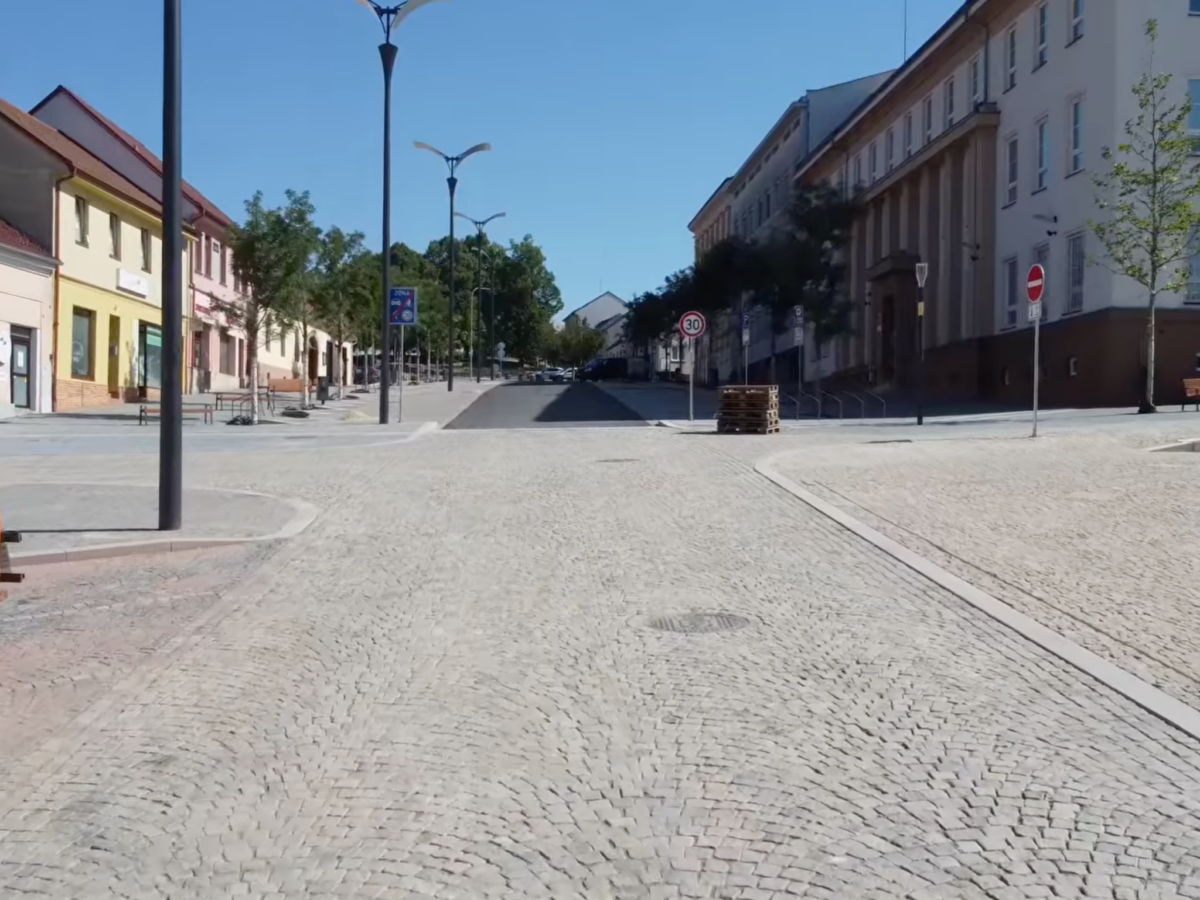 Ve sdílené zóně je vše v jedné úrovni, vpravo i vlevo je cykloobousměrka.