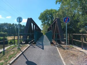 Havlíčkův Brod 7: most přes Sázavu. Z původní mostovky je využita sotva polovina šířky.