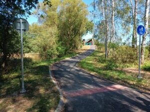 Havlíčkův Brod 10: ostrý sjezd na polní cestu s novým kamenitým povrchem.
