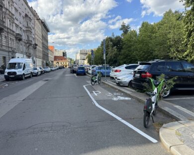 Praha 8 v Karlíně doplnila další parkování pro kola i motorky