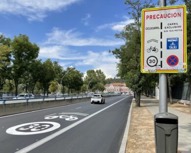 Ve Španělsku patří cyklista od října doprostřed pruhu. Řidiči musí při předjíždění ubrat plyn