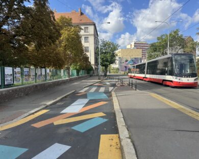 Praha 7 v Plynární ulici v rámci školních ulic vyznačila nový asfalt-art