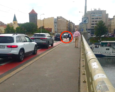 Do cyklopruhu, který běžně blokují auta, někdo postavil kolo. Policie ho během pár minut odstranila