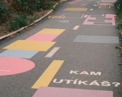 U Hostivařské přehrady vznikl „asphalt art“. Má zklidnit provoz na stezce