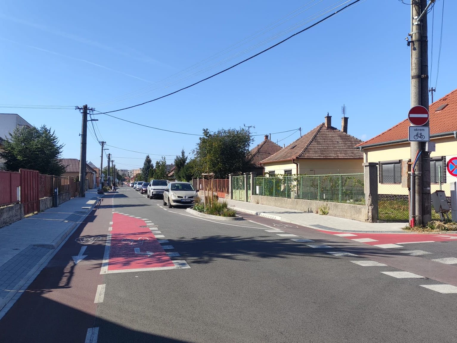 Odbočovací pruh do cykloobousměrky.