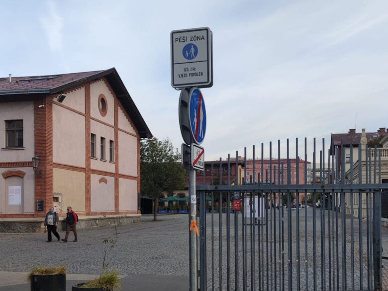 Holešovická tržnice je nově celá pěší zónou s legálním průjezdem kol